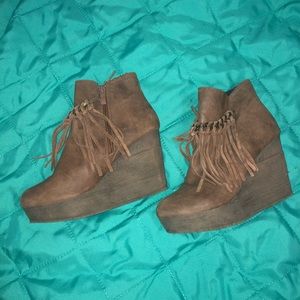 Boutique fringe Wedged boots.